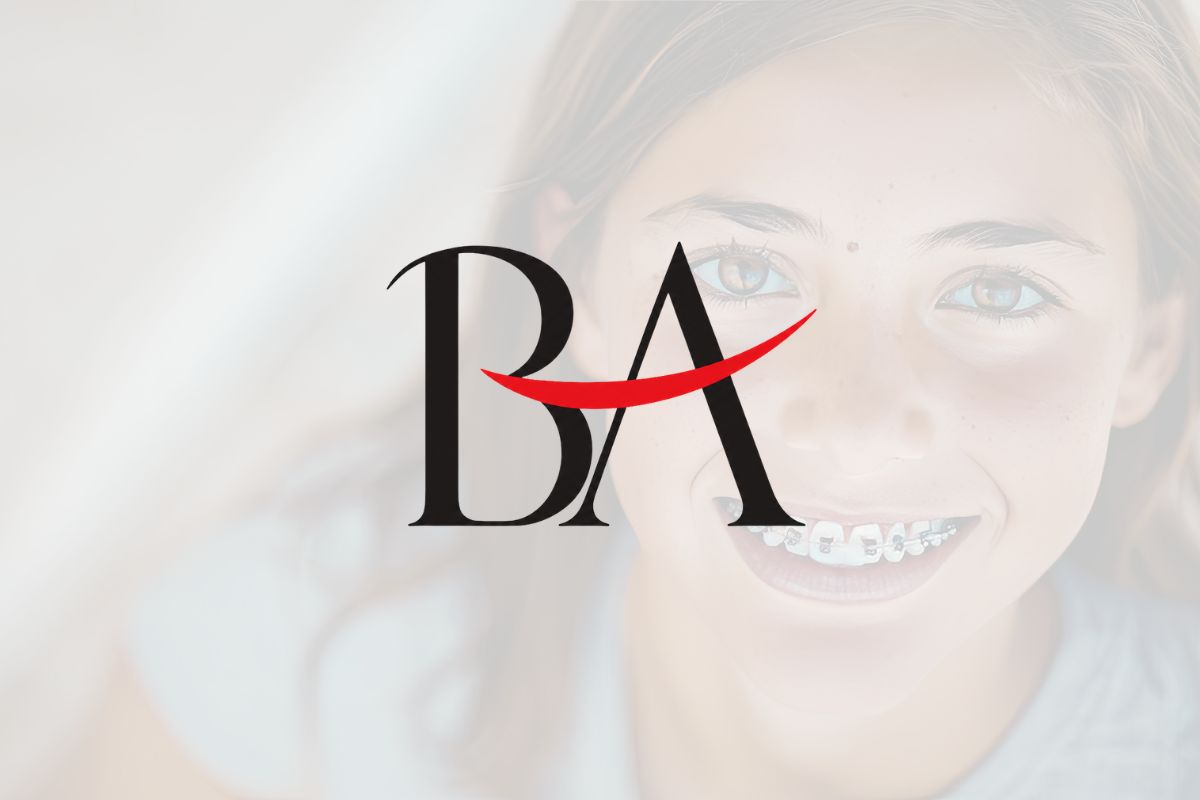 Bambina sorridente con apparecchio dentale, concetto di ortodonzia infantile e cura dei denti nei primi anni Quando mettere l’apparecchio ai bambini – sorriso con apparecchio dentale