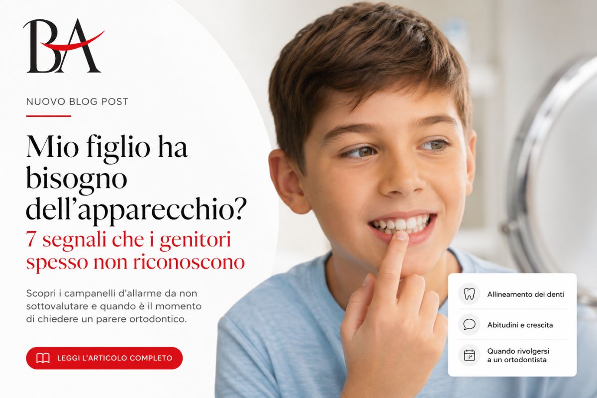 Bambino sorridente durante una visita ortodontica